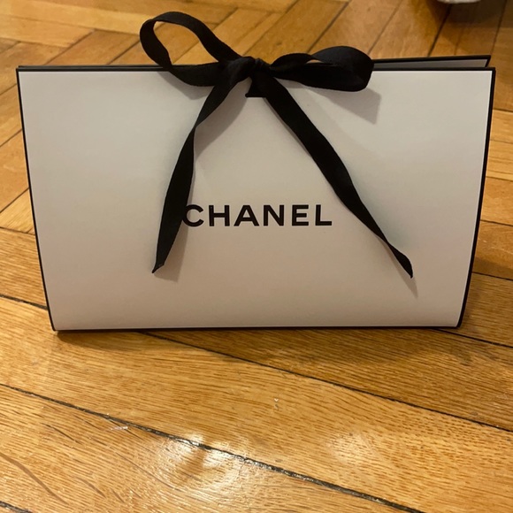 Chanel Gift Box - Picture 1 of 3